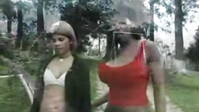 Menakjubkan :  Senaman luar bertukar menjadi panas berempat dengan dua lucah budak remaja yang bernafsu Dewasa XXX Video 